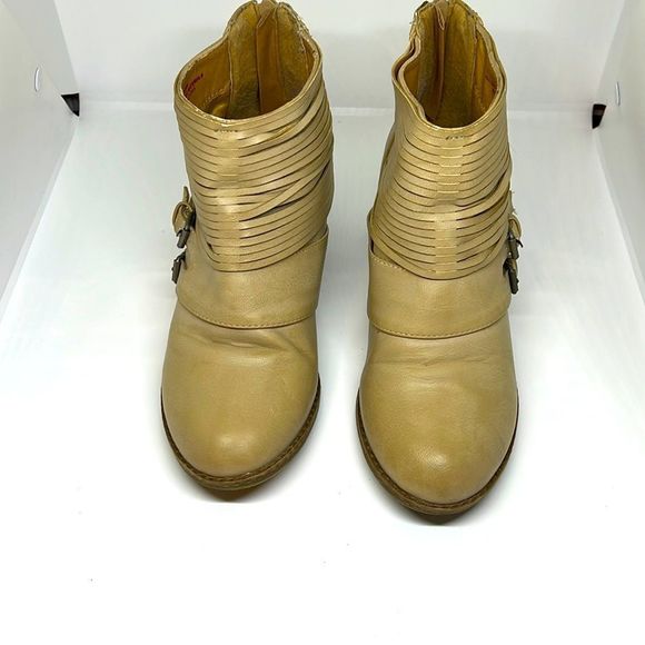 Pink & Pepper Shoes - 🎄🎄🎄Pink & Pepper Beige Bootie Size 7.5 m